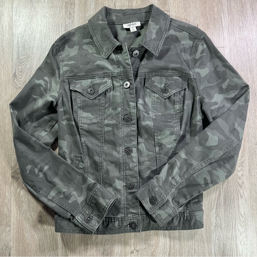 Style & Co Camo Denim Jacket Women’s medium Green Button Front Macy’s EUC